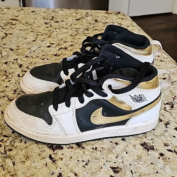 Jordan 1 Mid. Like new! Size 3Y - Picture 1 of 4
